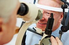 Oftalmólogo Dr. Antonio Garrido doctor revisando ojos de paciente