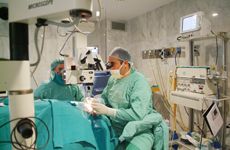 Oftalmólogo Dr. Antonio Garrido doctores operando ojos de paciente